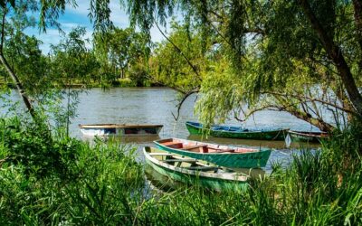 Дива красота и лодки на брега на река.