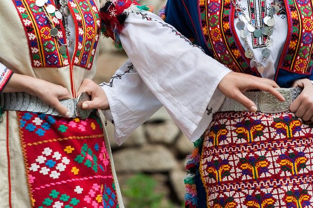 Български шевици и носии.